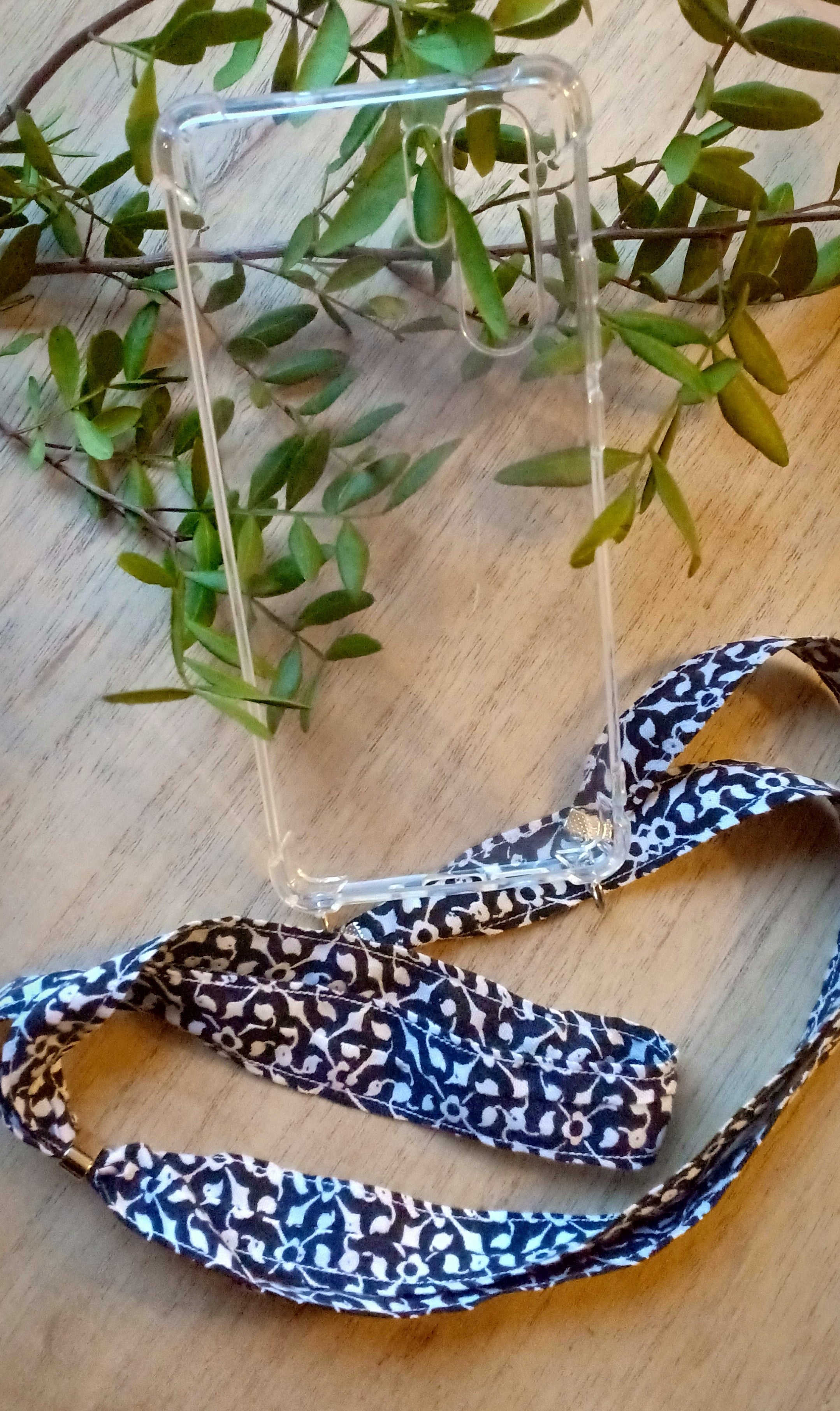 Funda colgante blanca y negra